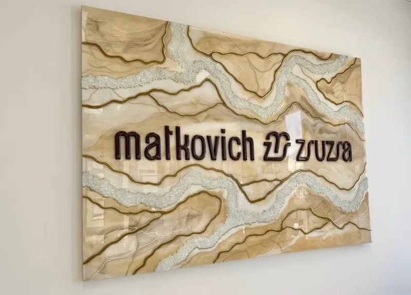 3D nyomtatott logó installáció epoxigyantába öntve