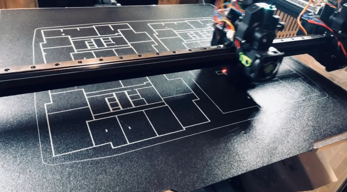 Ipari FDM 3D nyomtató munka közben, az épületmakett egyik szintjének gyártása