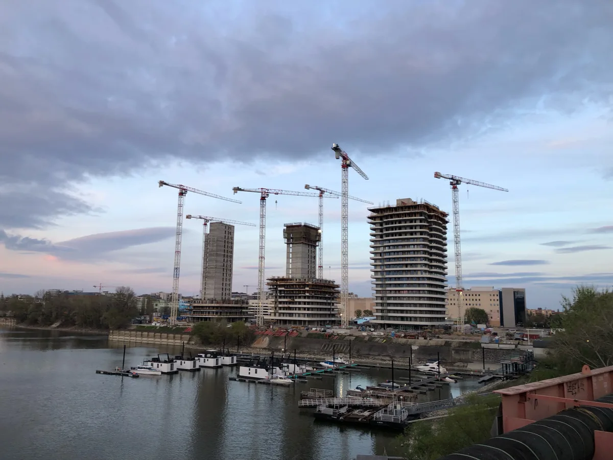 A Marina lakópark épülő tornyai a kikötő felől nézve