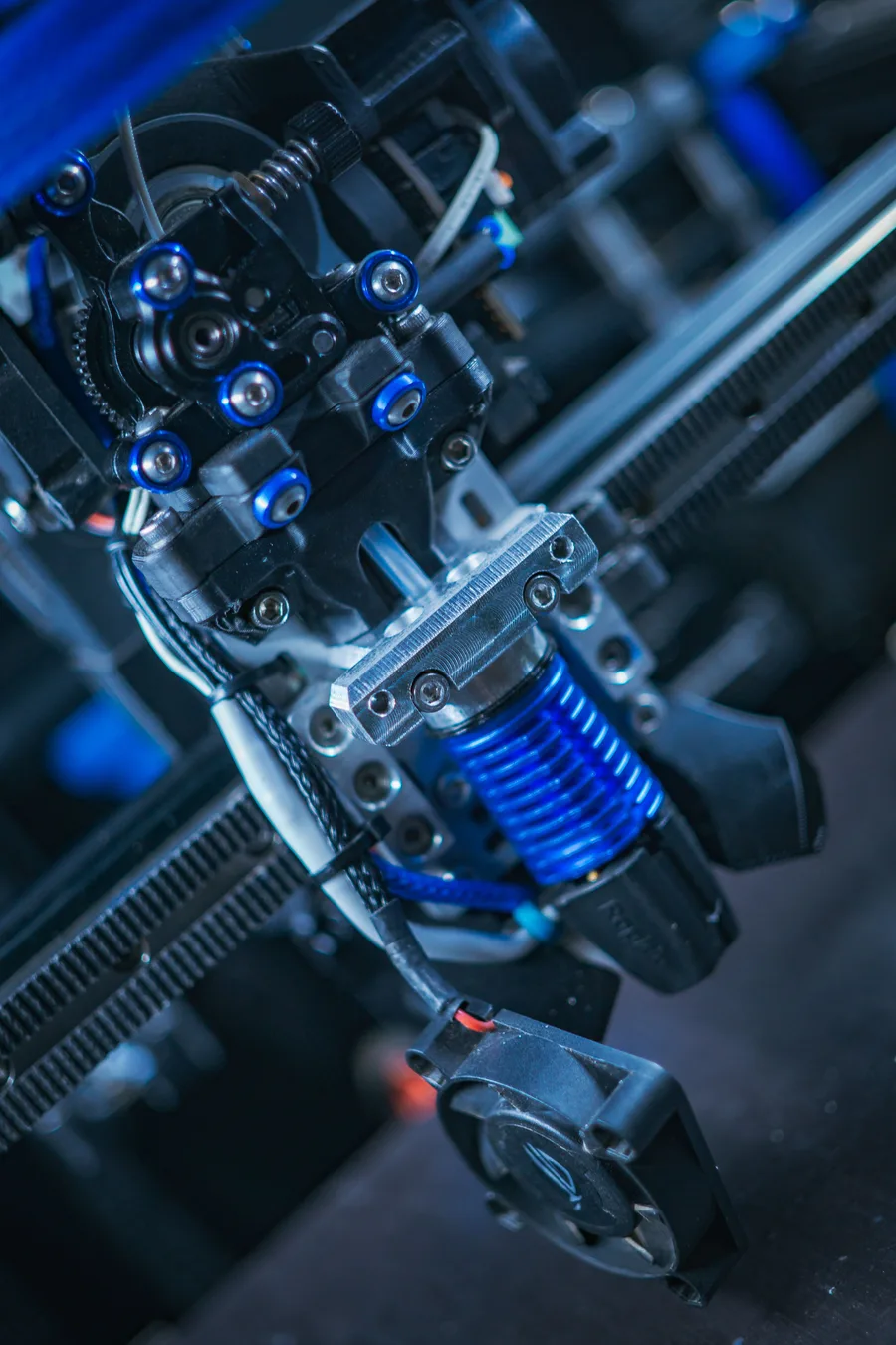 Precíziós mechanikai alkatrészek egy 3D nyomtató nyomtatófején, közeli felvételen