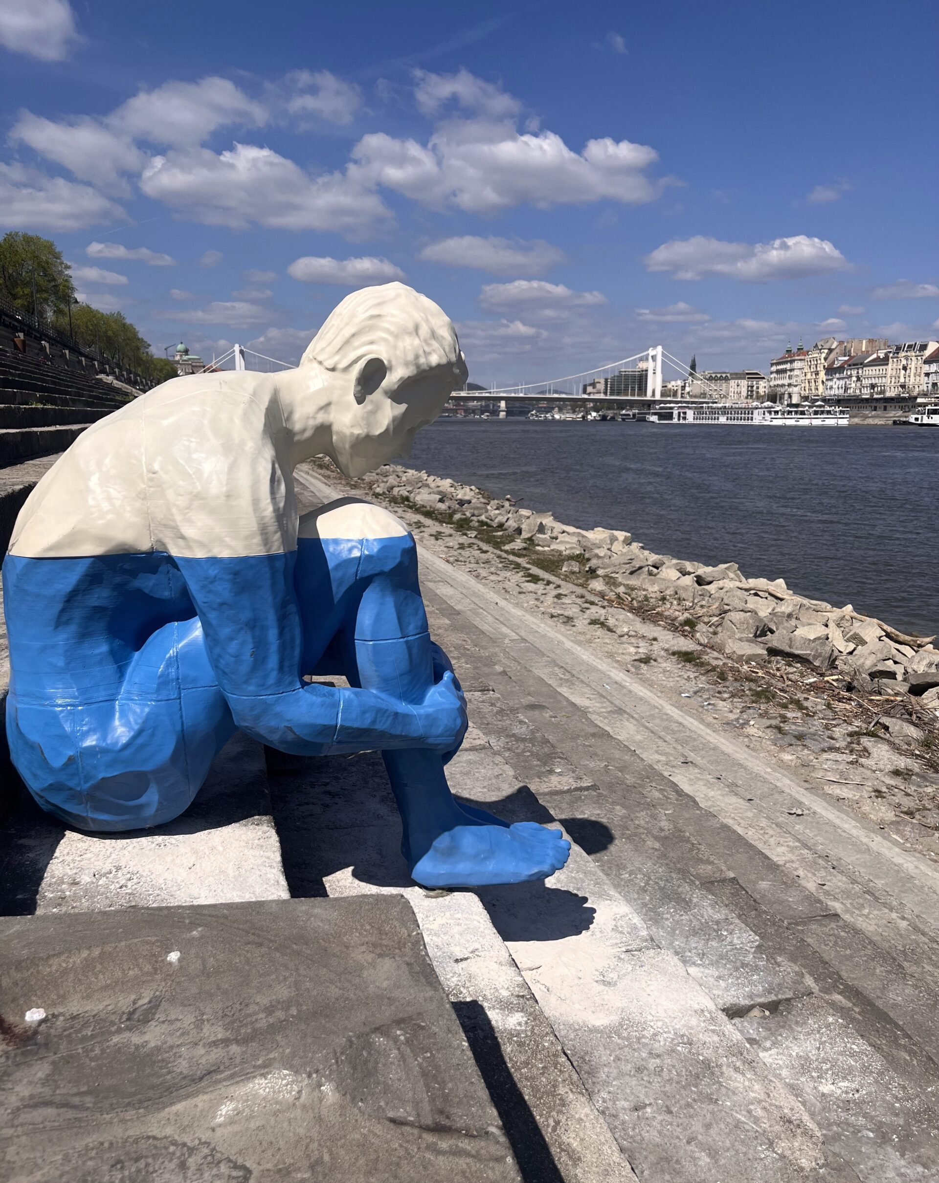 Egy 3D nyomtatott ember nagyságú ülő szobor a Duna-parton